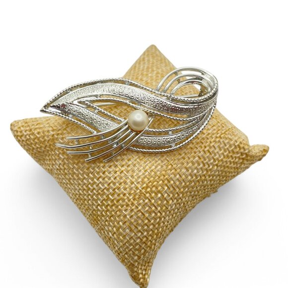 Vintage CORO Signed Brooch Ribbon with A Faux Pearl Shiny Silver-Tone Abstract - Picture 5 of 9